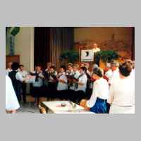59-09-1052 2. Kirchspieltreffen 1997. Der Singkreis Dittigheim mit dem Ostpreussenlied..JPG